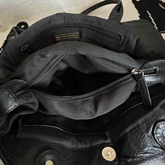 Elegant Black Leather Handbag - Picture 6 of 8